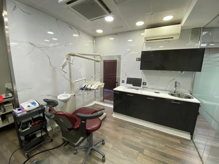 Cómo las placas marmoleadas transformaron la clínica dental Denticor en un espacio funcional y elegante